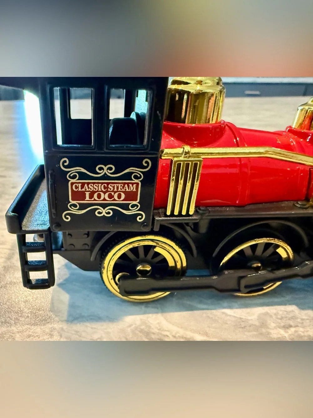 CLASSIC TEAM LOCOMOTIVE TRAIN RED 7 INCH DIECAST CAR BY SHOWCASTS